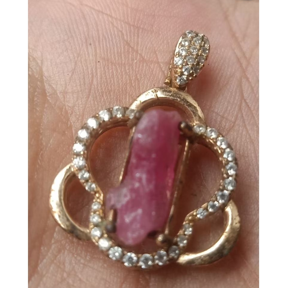 Liontin batu ruby