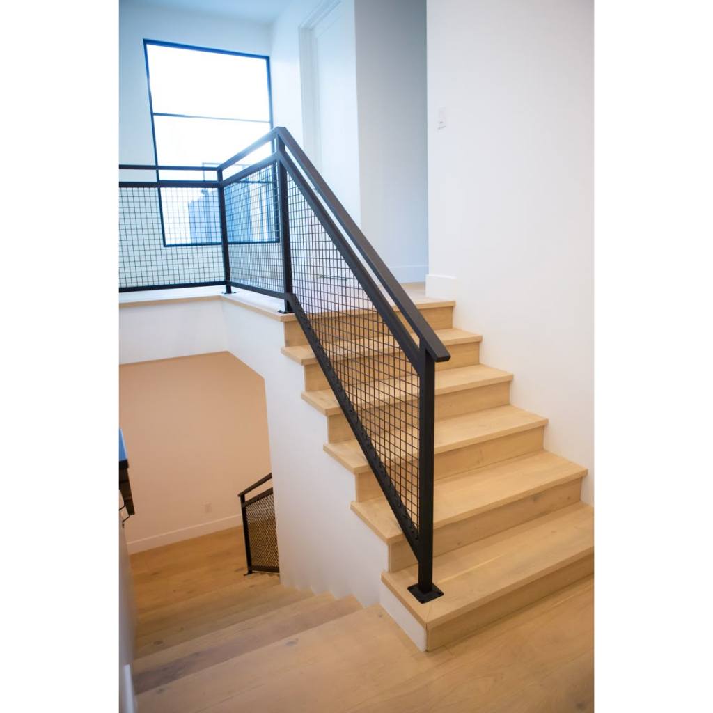 Pagar Tangga Minimalis Hitam Dengan Railing Kisi-Kisi Untuk Desain Modern Rumah