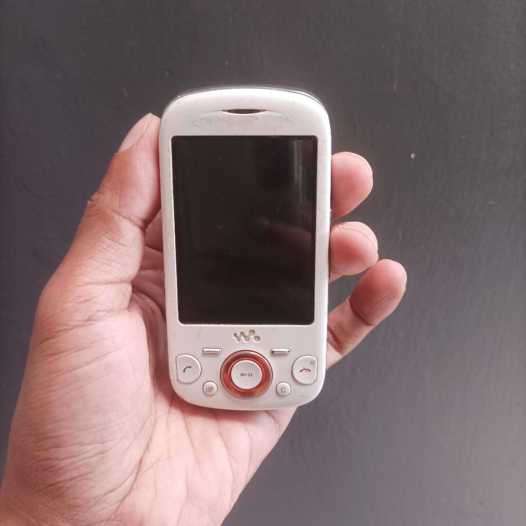 hp jadul Sony Ericsson W20 zylo putih