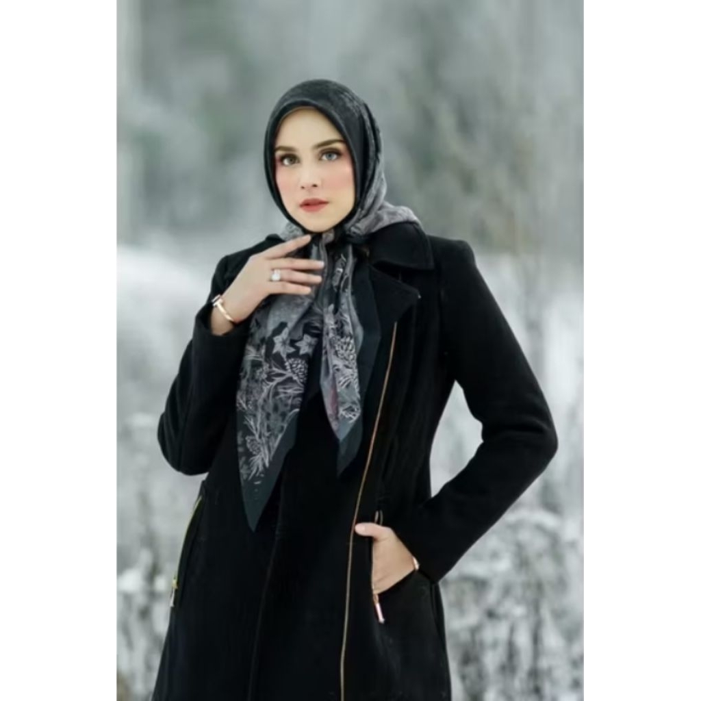 Buttonscarves Frozen Black