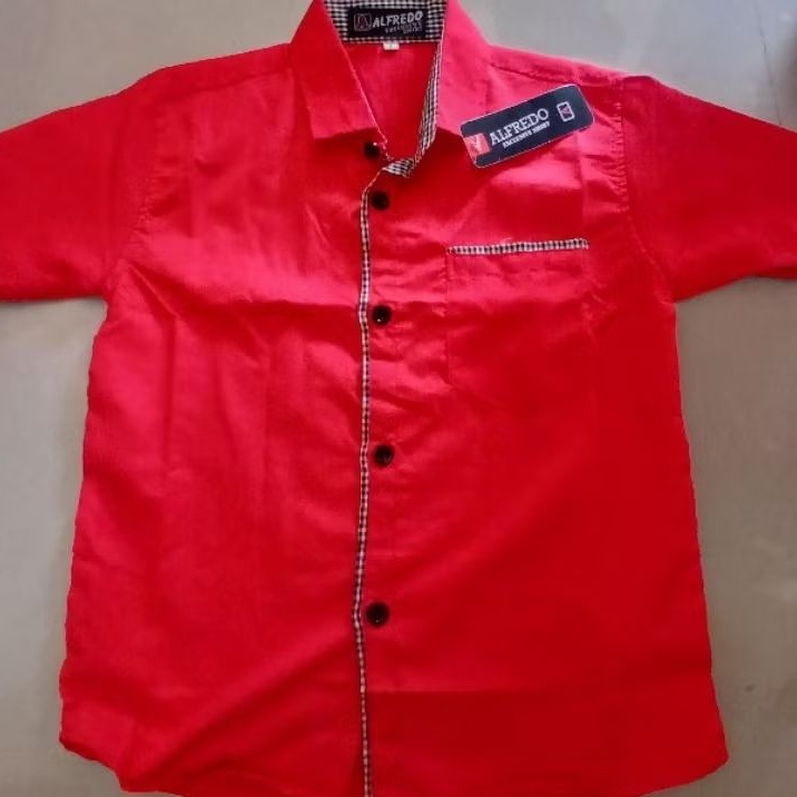 Kemeja pendek merah anak laki-laki