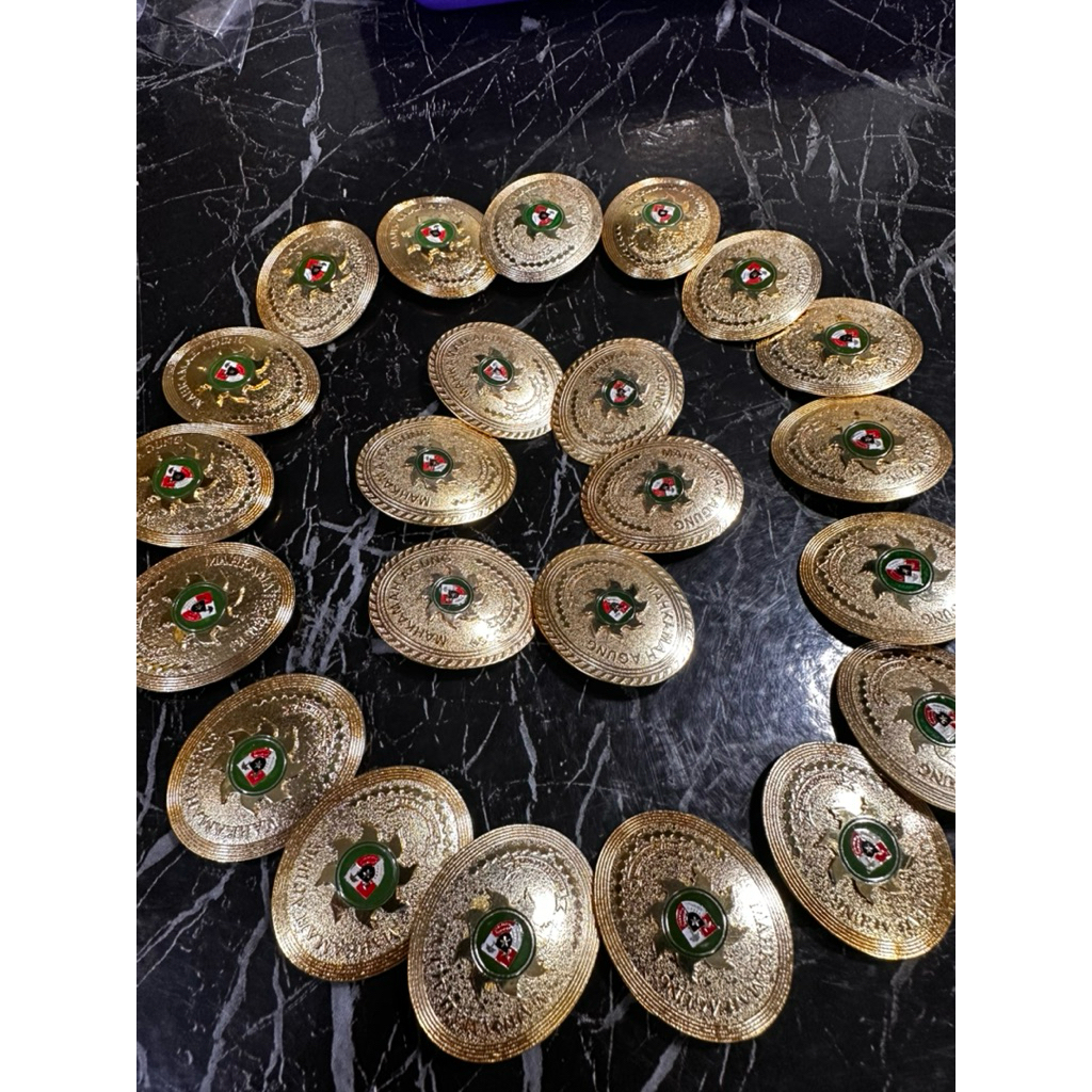 PIN MAHKAMAH AGUNG OVAL KUNINGAN PENITI - Sepuh Emas, Ukuran Sedang, Awet dan Tahan Lama