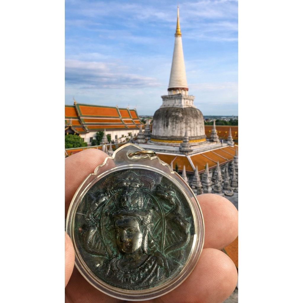 Jatuphram Ramathep, edisi "Rajan Dam" (Raja Hitam), Pentahbisan Dewa Agung di Wat Phra Borommathat