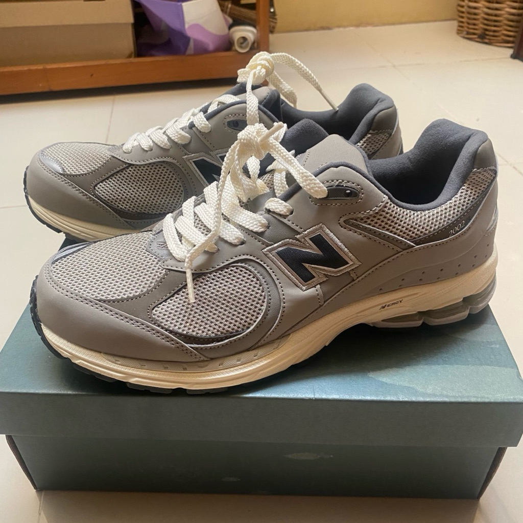 NEW BALANCE 2002R size 45