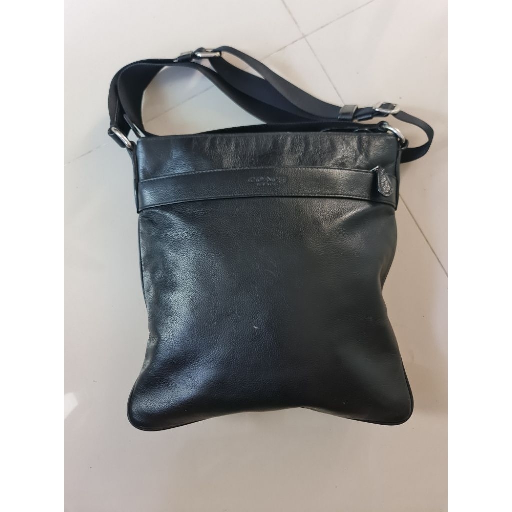 084. Tas Slingbag Leather Coach New York Black
Mantan / Bekas / Second

KULIT ASLI

P : 27cm
T : 29c