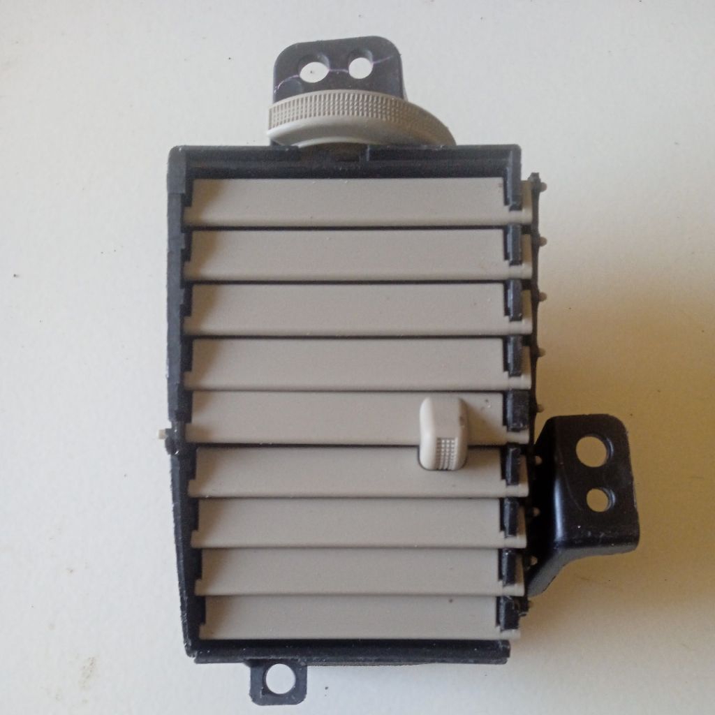 kisi kisi AC Toyota Innova lama original 2005_2007_2010_2012 kanan