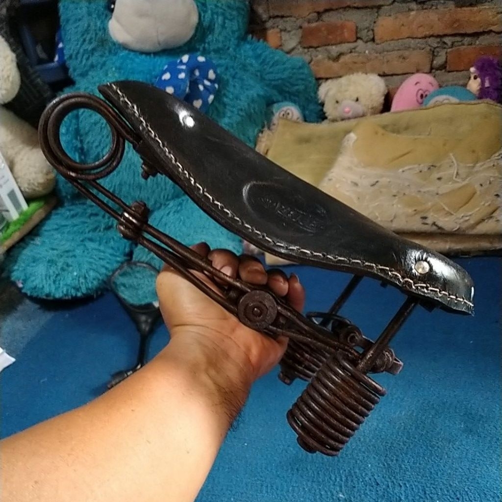 sadel sepeda onthel tua rangka original kulit jahit