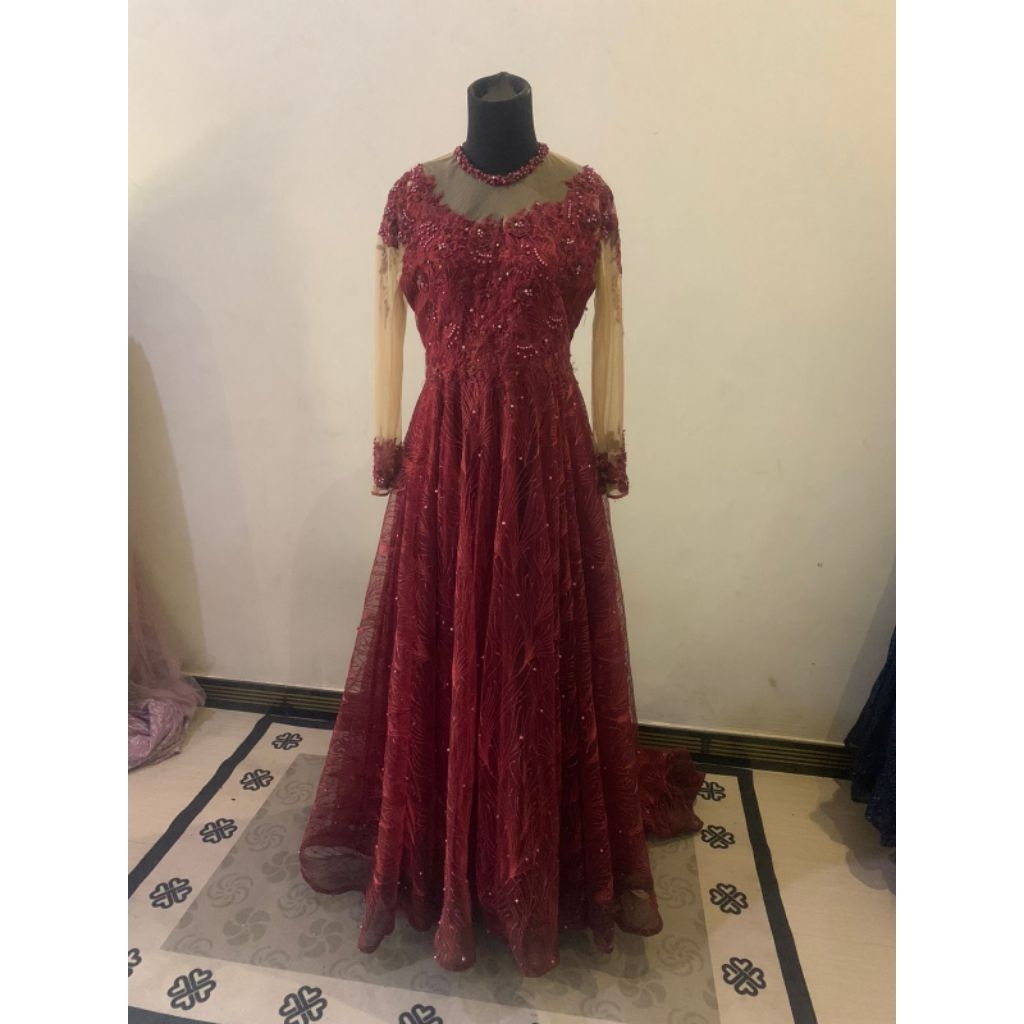 gaun pengantin merah hati