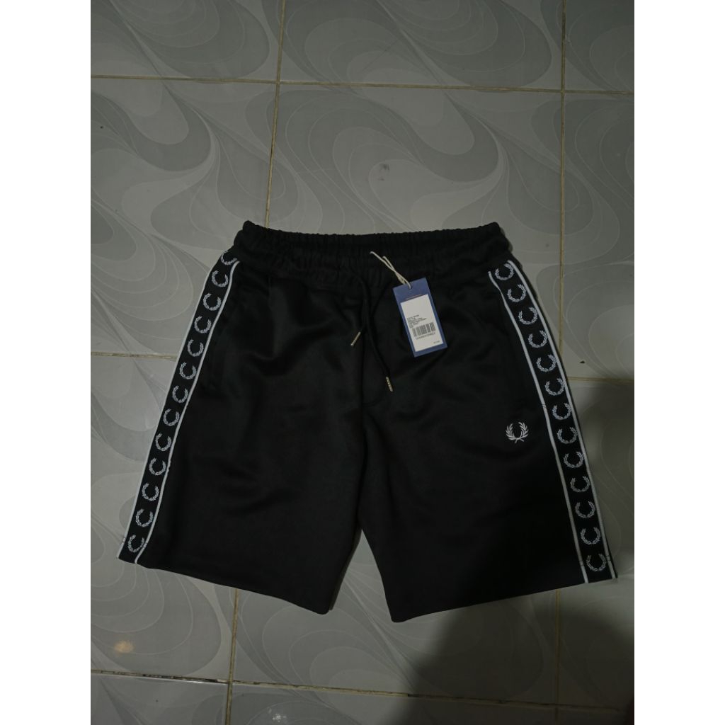 fred perry celana pendek size XL import baru