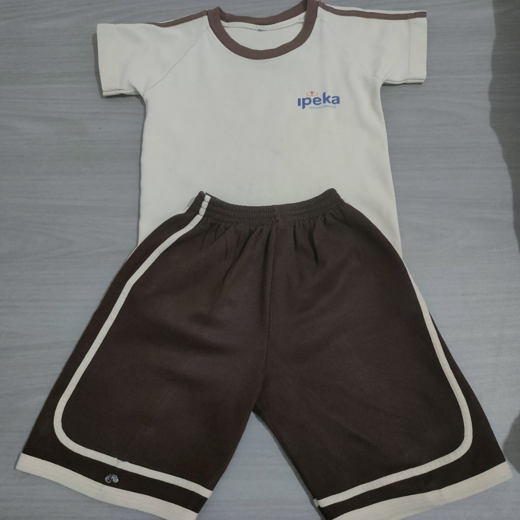 Baju olah raga IPEKA