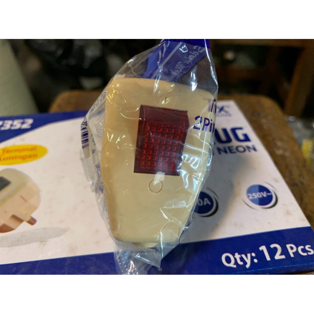 Steker lampu VISALUX