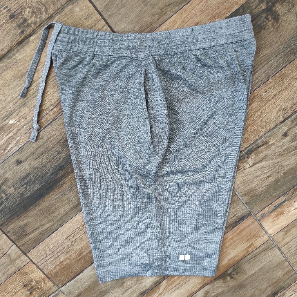 UNIQLO CELANA PENDEK OLAHRAGA RUNNING / LARI SIZE S PRELOVED