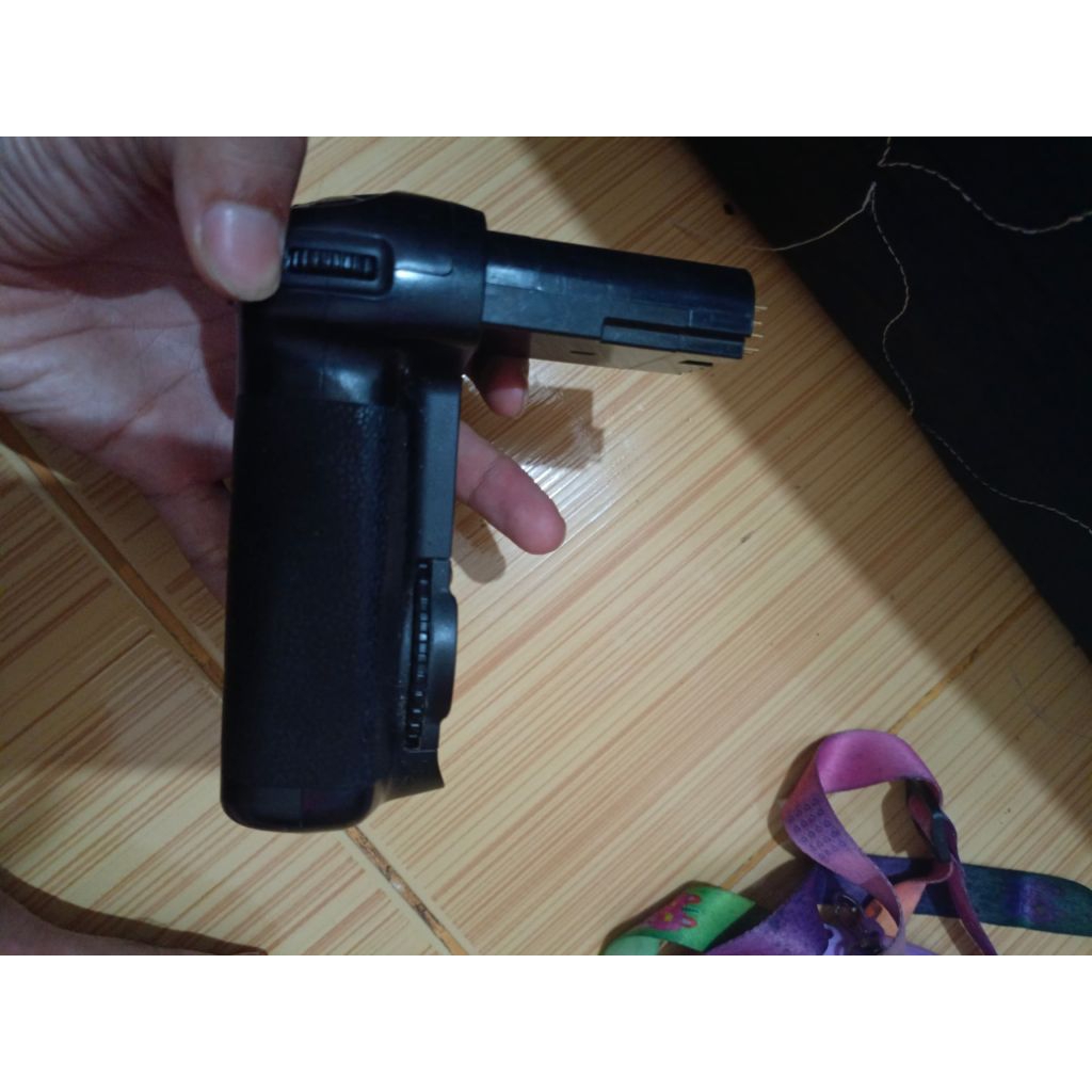 BATERAI GRIP NIKON D90 NORMAL FUNGSIONAL AMAN