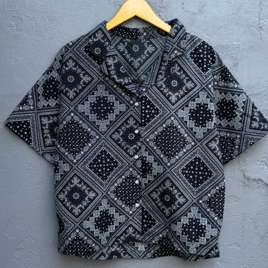 kemeja overseize boxy pattern bandana paisley gu bukan uniqlo hitam hl1
