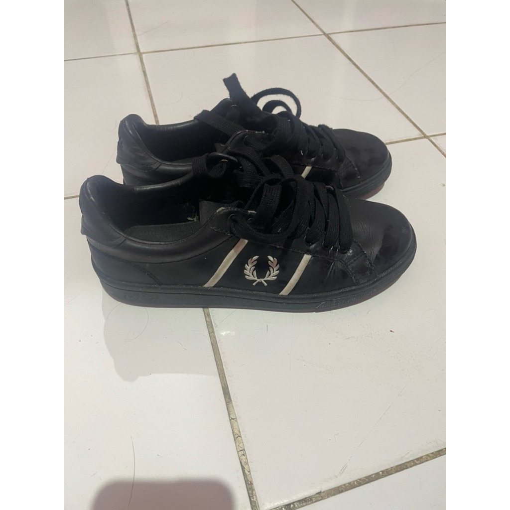 sepatu Fred Perry