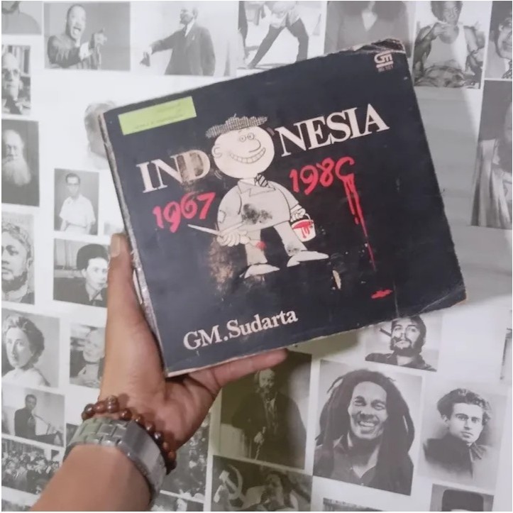 G.M. Sudarta Berteriak dalam Bisikan: 50 Tahun Oom Pasikom | Indonesia 1967 – 1980 | Bunga Tabur Ter