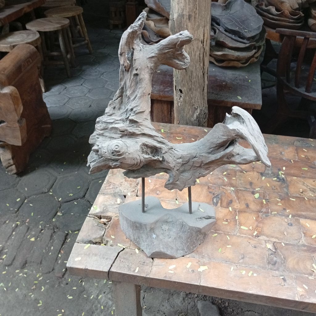 PATUNG IKAN AKAR JATI STAND UTUH, UKIRAN IKAN KAYU JATI, DEKORASI IKAN EROSI KAYU JATI ASLI
