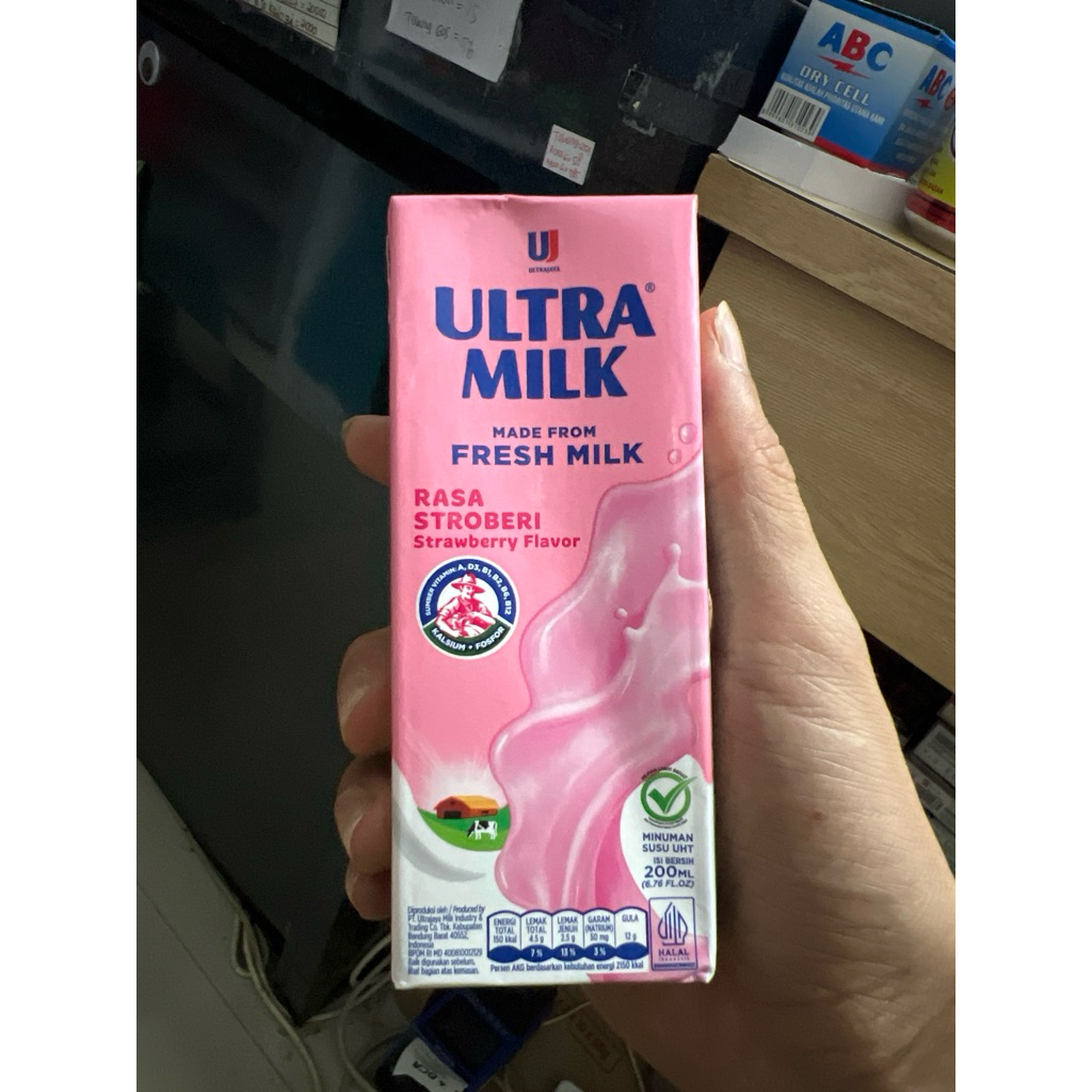 Susu UHT Ultra Milk Strawberry 200ml atau 250ml. 1 DUS ISI 24