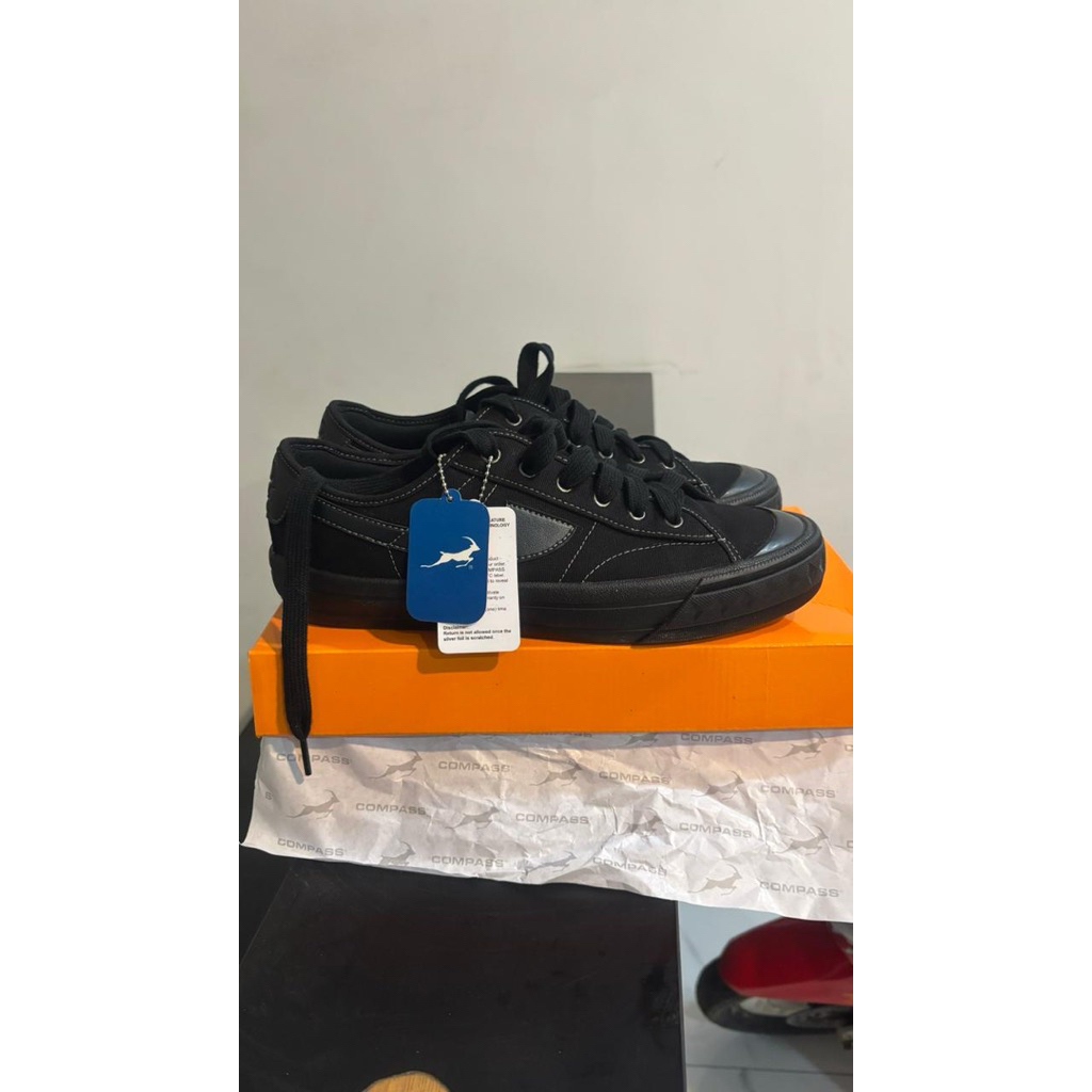 Sepatu Compas Retrograde Low Triple Black