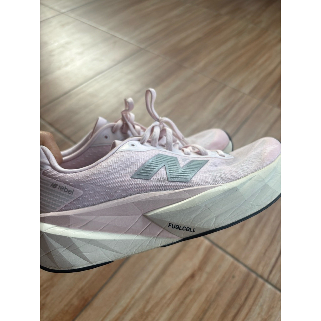 NEGO sepatu NB rebel V5 fuelcell pink. masih mulus baru dipake 2x jarak kurleb 3km. dijual karena ga