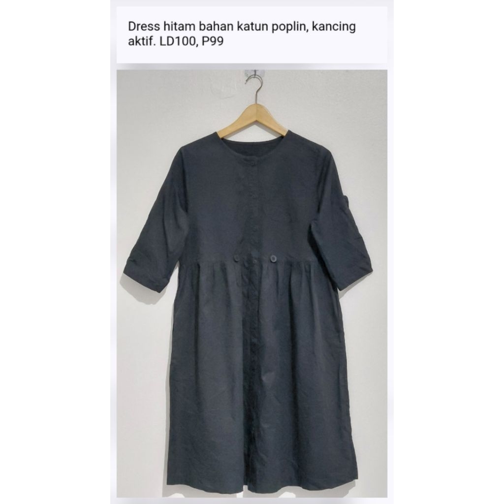 Dress hitam bahan katun poplin, kancing aktif pernah dipakai
