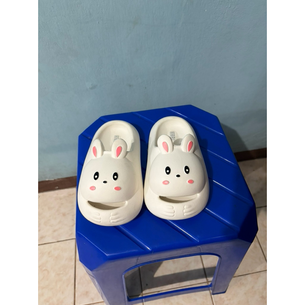 Sandal Kelinci Putih Ataru