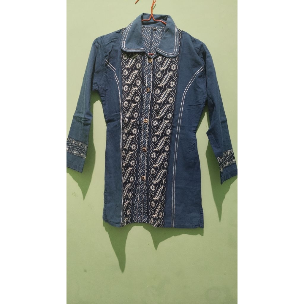 Preloved Kemeja Wanita batik warna navy LD 90-102 an ya