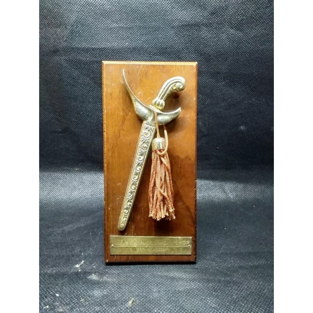 Koleksi pajangan antik souvenir keris mini