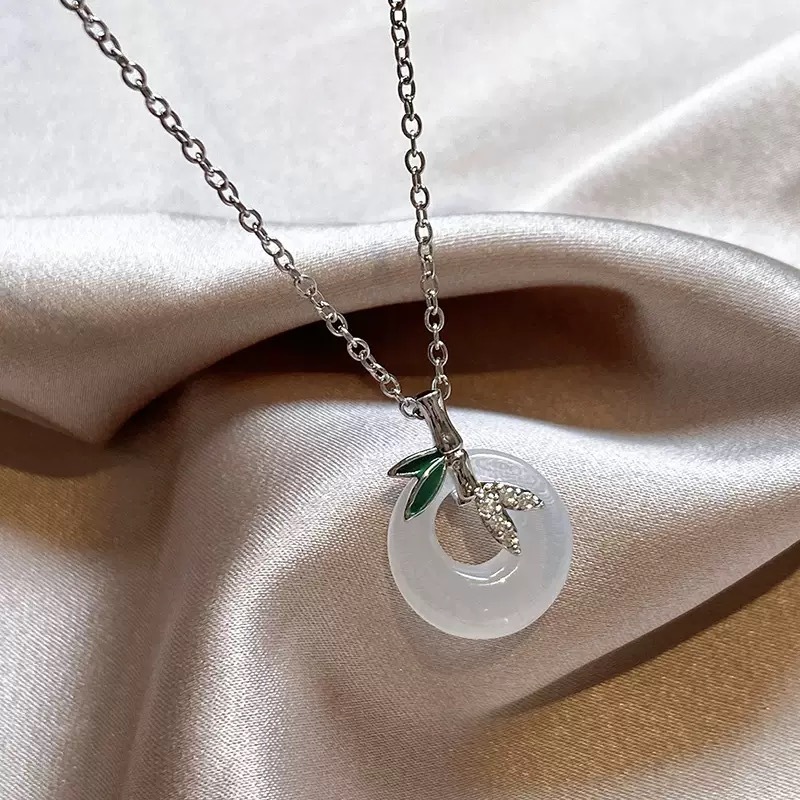 Kalung Liontin Daun Bambu Elegan Wanita Modern Keanggunan oriental, hangat dan giok, kalung bambu