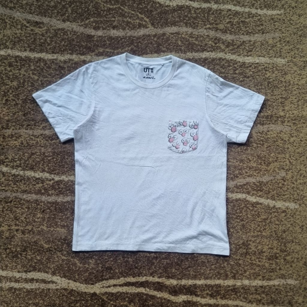 Kaos Uniqlo x Kaws