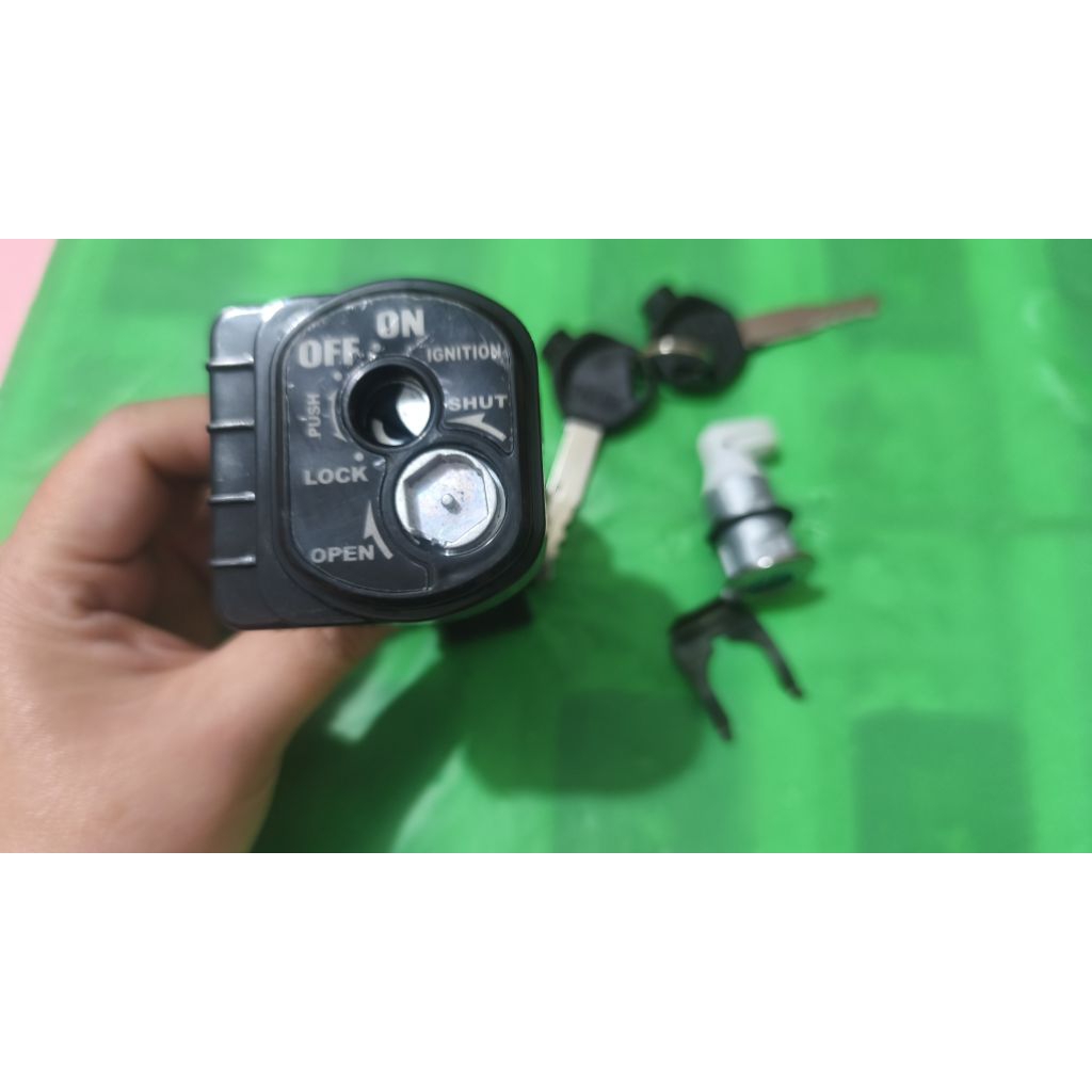 Kunci kontak + kunci jok assy Honda Supra X GTR 150 Beat