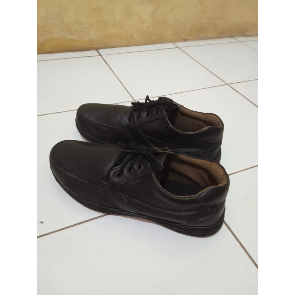 sepatu kulit Kickers original second size 43-44.silp-on