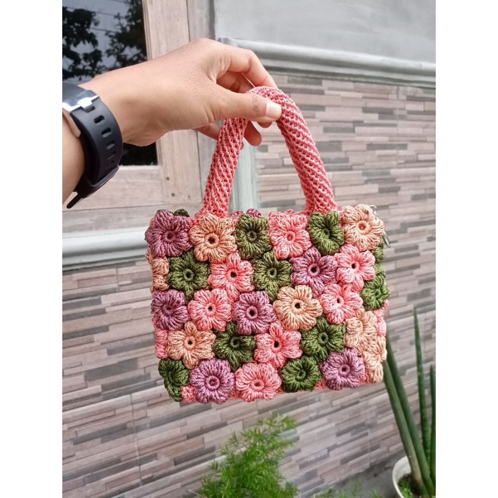 Ready tas tangan rajut motif bunga puff