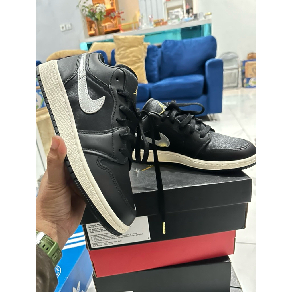 Air Jordan 1 Low (SE) “Black Metaliic Silver, Gold) Size 38 - Original, BNIB