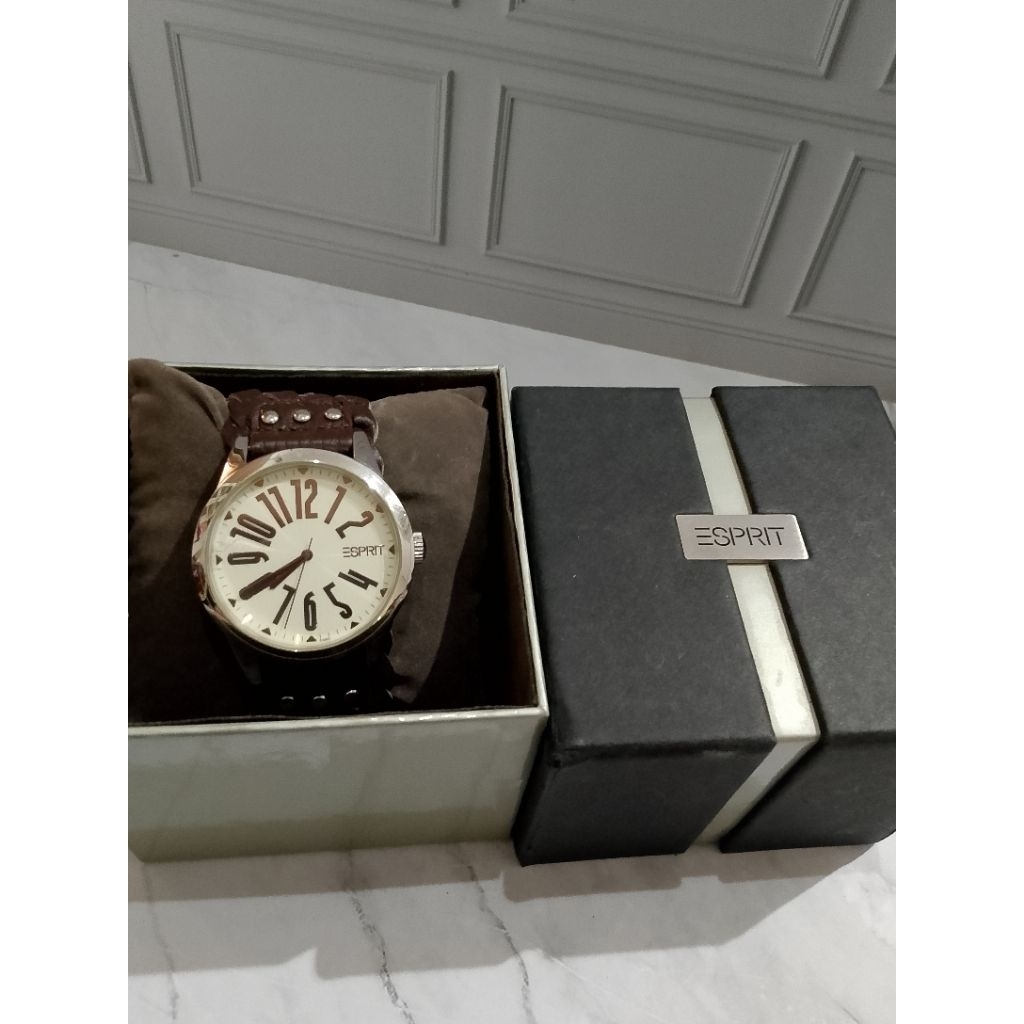 Esprit jam tangan pria