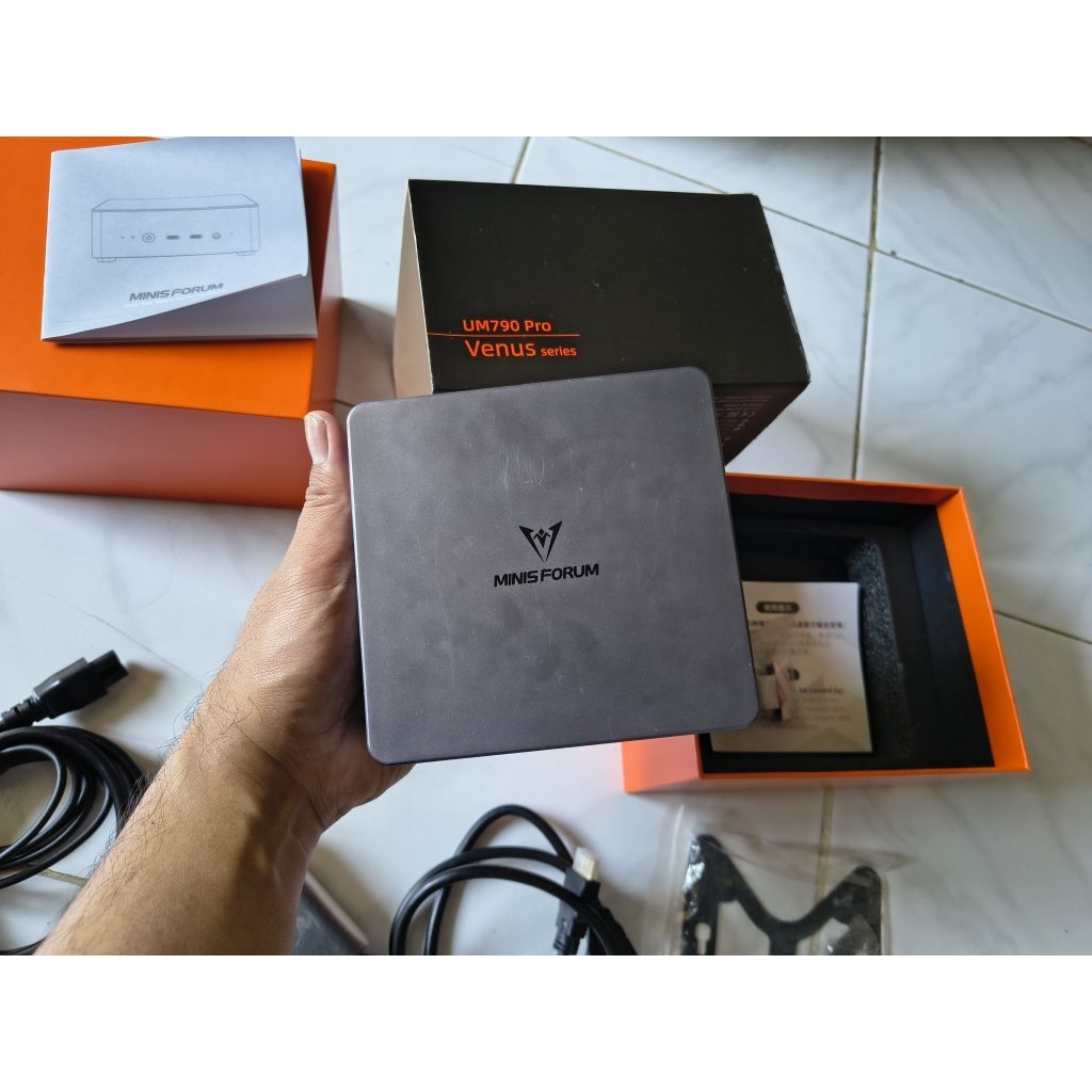 mini gaming PC minisforum UM790 Pro Ryzen 9 32gb/256gb radeon 780m diatas rog ally legion go