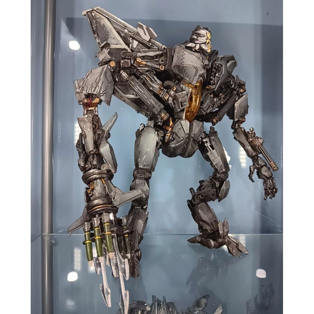 Starscream F12 metal deformation