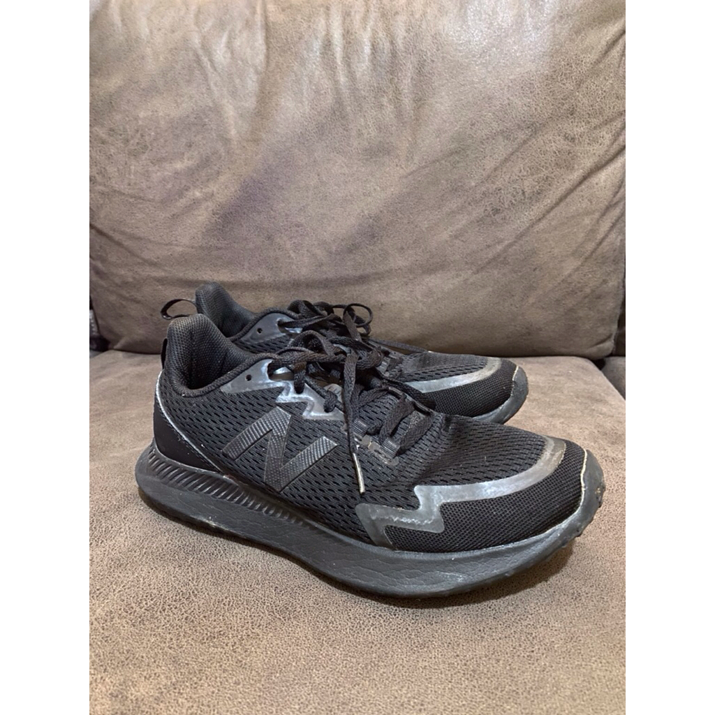 Preloved New Balance Ryval Run Black 40.5