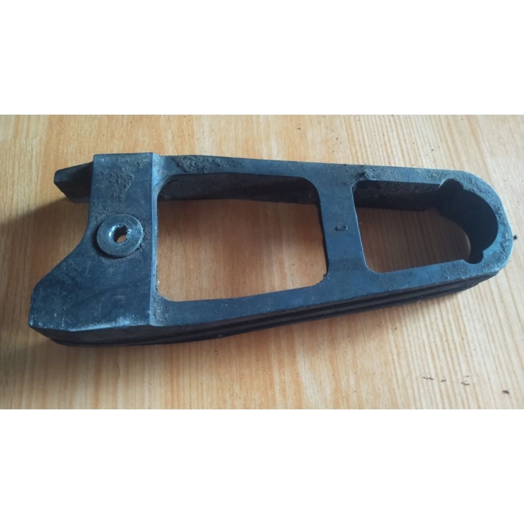 Karet tahanan penahan gesekan rantai ke arm copotan Suzuki FXR 150 original masih tebal