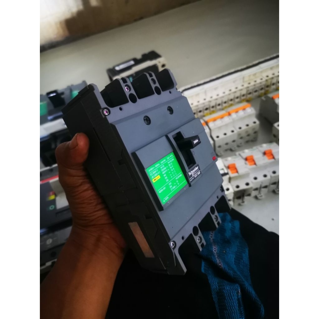 Mccb breaker  Schneider ezc 250f  200A