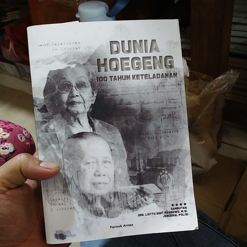 buku dunia hoegeng  100 tahun keteladanan original
