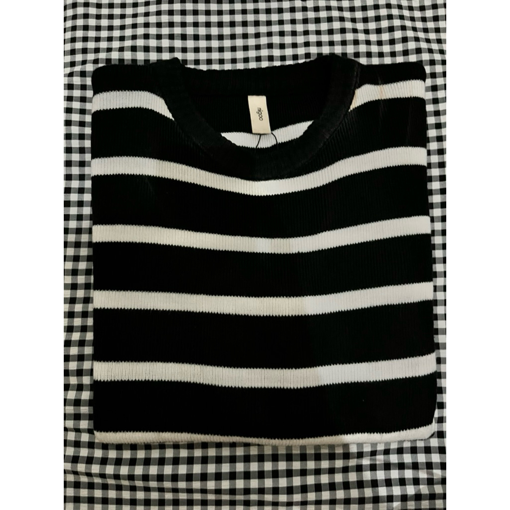 sweater rajut salur hitam brand nigoo (preloved)