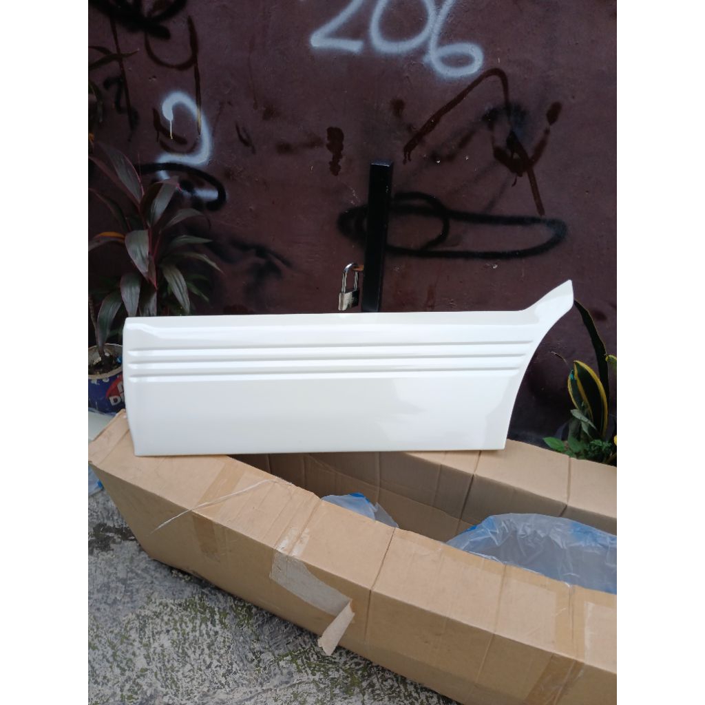 molding pintu belakang kiri kijang krista