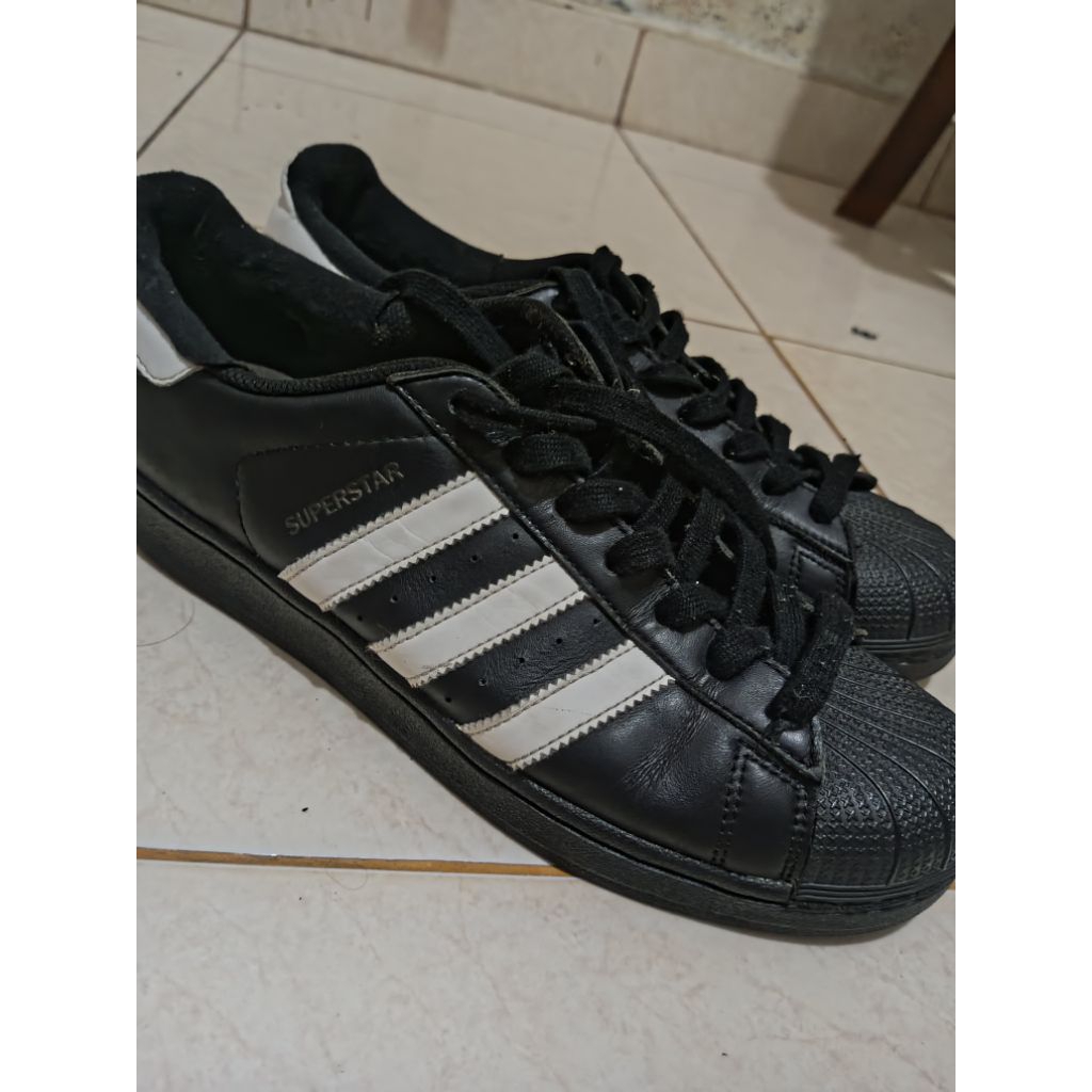 Sepatu Hitam Superstar