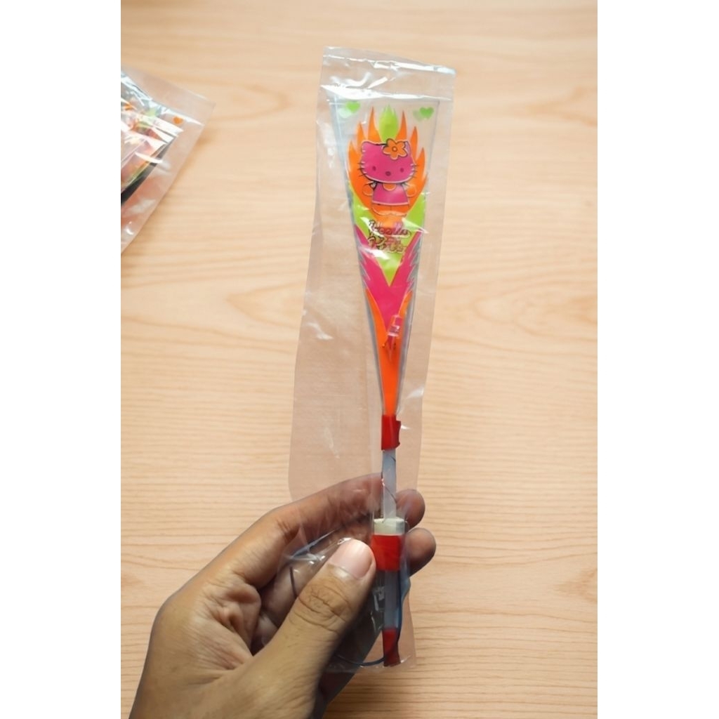 Mainan kitiran terbang 50 pcs, gambar karakter kartun, lampu led