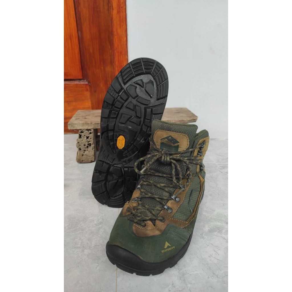 sepatu second Eiger size 43
