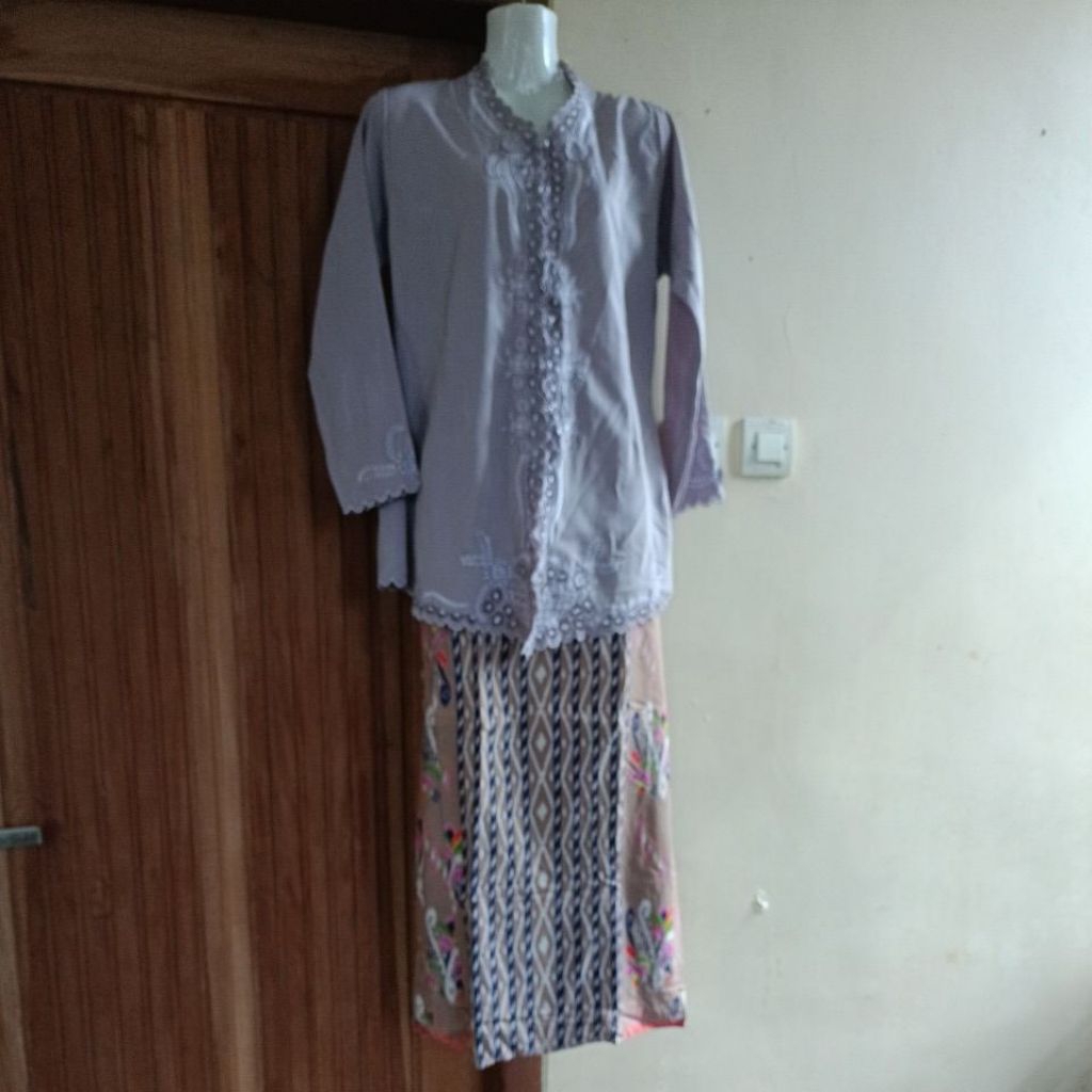 Kebaya abu abu / kebaya karnaval / kebaya preloved