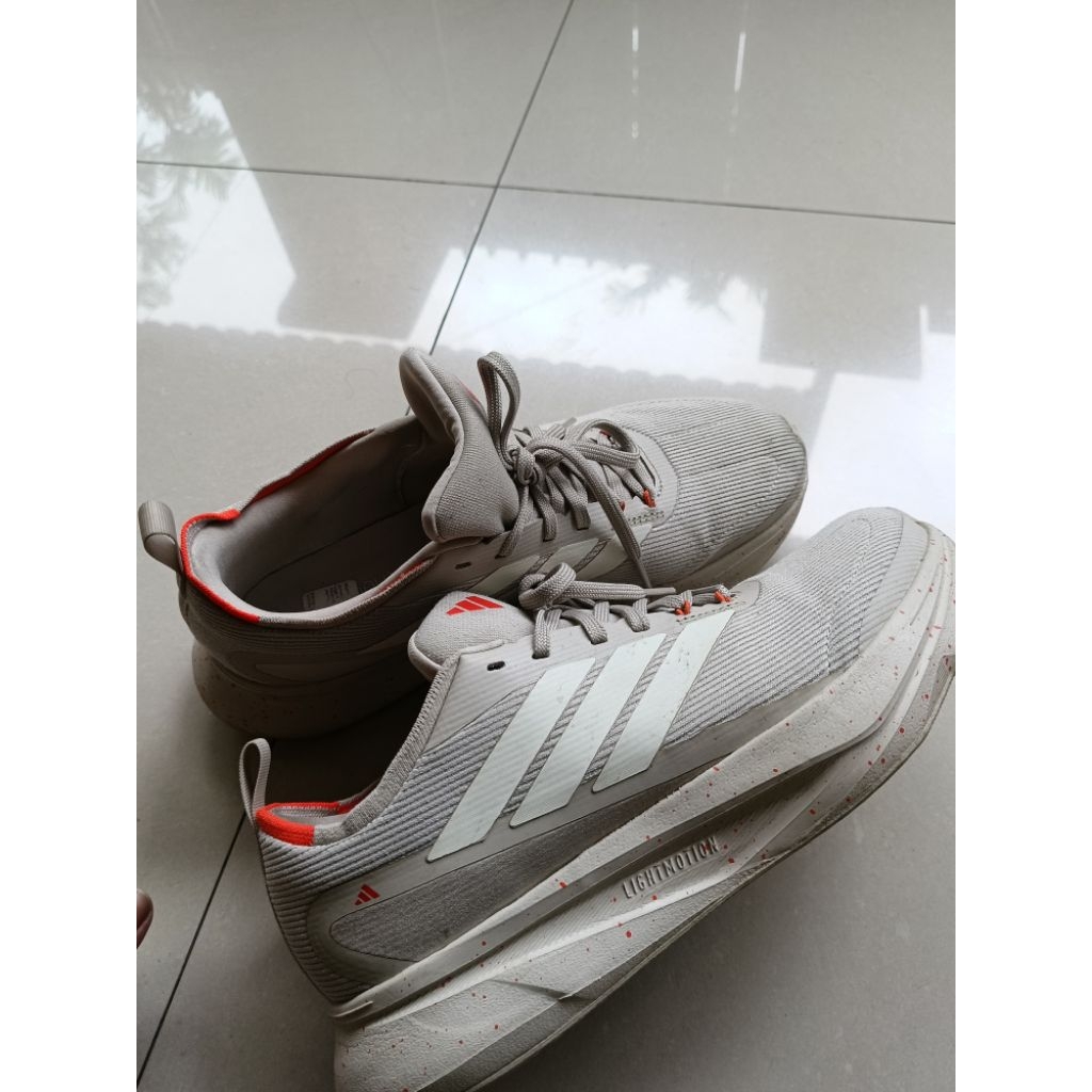 Sepatu Adidas size 42