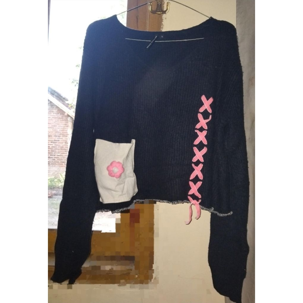 Sweater Crop Hitam Wanita Unik Preloved