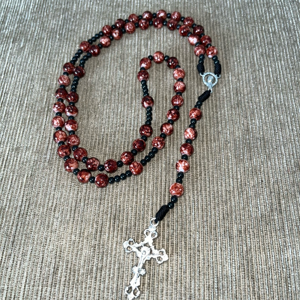 Rosario katolik batu blorok merah